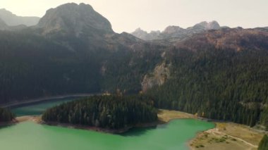 Karadağ 'ın Durmitor kentindeki Kara Göl' ün inanılmaz hava aracı görüntüsü. Sonbahar günbatımında dağ gölü manzarası. Durmitor, UNESCO 'nun Dünya Mirası listesinde yer alıyor.