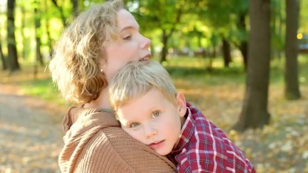 ภาพว โอใกล ดของแม และล กชายในระหว างการเด นเล นในสวนฤด ใบไม กชายว — วีดีโอสต็อก