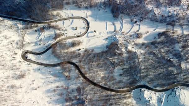 Increíble Vista Aérea Desde Dron Carretera Entre Montañas Escénicas Invierno — Vídeo de stock
