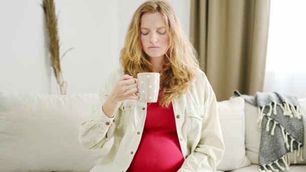 一个年轻的孕妇患有毒症 准妈妈感到恶心 对食物和饮料的味道产生了厌恶感 怀孕的副作用 — 图库视频影像
