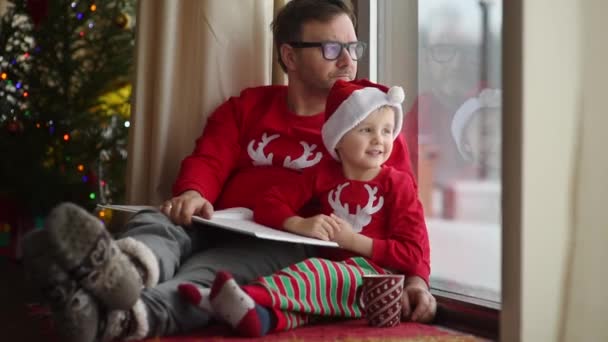 Przytulny Rodzinny Moment Świąteczny Poranek Dojrzały Ojciec Jego Synek Siedzą — Wideo stockowe
