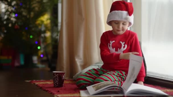 Mysigt Ögonblick Juldagsmorgonen Söt Liten Pojke Färgad Med Choklad Sitter — Stockvideo