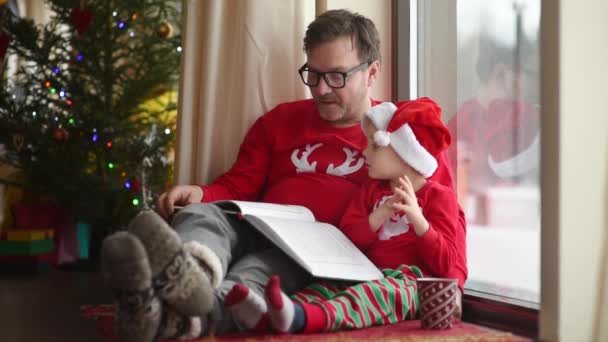 Útulný Rodinný Moment Vánocích Dospělý Otec Jeho Malý Syn Sedí Royalty Free Stock Video