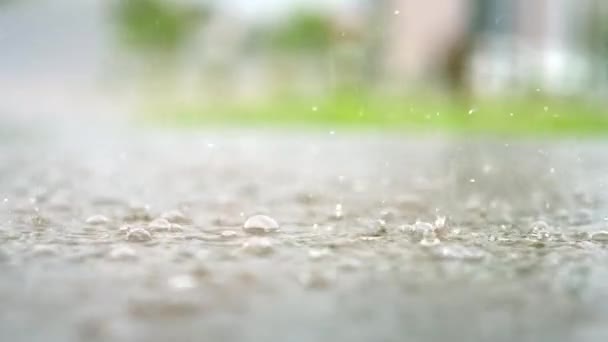 Atmosfärisk Video Regnstorm Stad Kraftigt Regn Och Stänk Pölar Tagna — Stockvideo
