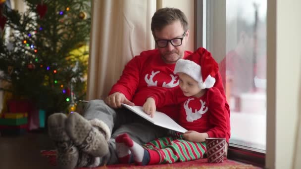 Útulný Rodinný Moment Vánocích Dospělý Otec Jeho Malý Syn Sedí Stock Video