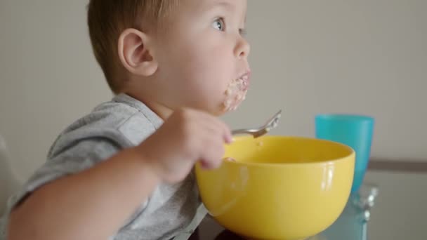 Roztomilý Batole Chlapec Jíst Zdravou Snídani Cereálií Kuchyni Ráno Dítě — Stock video