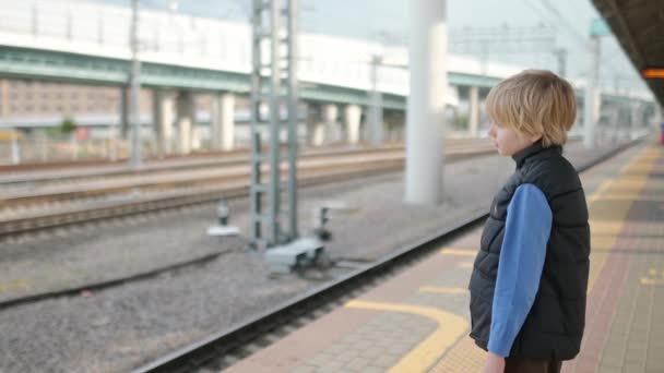 Menino Adolescente Bonito Está Esperando Por Trem Uma Plataforma Ferroviária — Vídeo de Stock