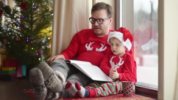 Útulný Rodinný Moment Vánocích Dospělý Otec Jeho Malý Syn Sedí Royalty Free Stock Video