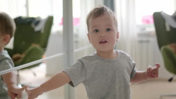 Niedliches Baby Spielt Hause Ein Kleines Kind Blickt Den Spiegel — Stockvideo