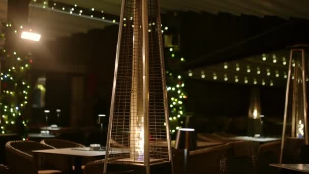 겨울에 히터와 아늑한 레스토랑 야간에 불타는 카페의 아늑한 크리스마스 — 비디오