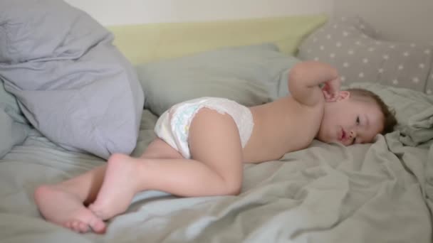 Söt Pojke Vaknade Efter Tupplur Föräldrarnas Säng Eftermiddagssömn Hos Ett — Stockvideo