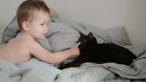 Menino Bonito Acordou Depois Uma Soneca Cama Dos Pais Bebê — Vídeo de Stock
