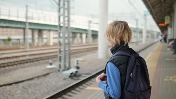 Sevimli Bir Genç Çocuk Tren Istasyonunda Metro Istasyonunda Tren Bekliyor — Stok video