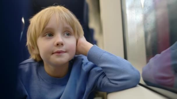 Yakışıklı Ergen Çocuk Metro Vagonunda Trenle Gidiyor Çocuk Pencereden Yağmuru — Stok video