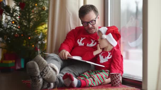 Útulný Rodinný Moment Vánocích Dospělý Otec Jeho Malý Syn Sedí Stock Záběr