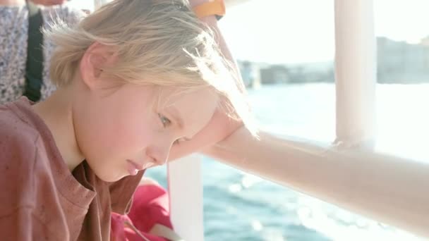 Blond Preteen Pojke Reser Med Båt Eller Färja Havet Familjesemester — Stockvideo