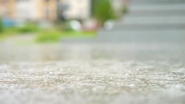 Légköri Videó Egy Város Viharáról Erős Eső Tócsákat Fröcsköl Mélypontból — Stock videók