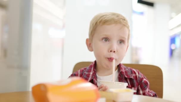 可爱的金发小男孩在快餐店或餐馆吃汉堡包 薯条和酱油 给孩子们吃不健康的饭垃圾食品 幼儿的营养问题 — 图库视频影像