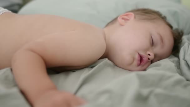 Γλυκό Νήπιο Που Κοιμάται Απογευματινός Ύπνος Μικρού Παιδιού Κουρασμένο Μωρό — Αρχείο Βίντεο
