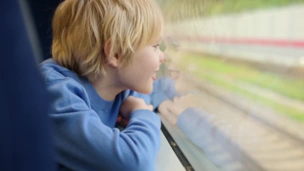 Metro Vagonunda Trenle Gezerken Eğlenen Tatlı Bir Genç Çocuk Çocuk — Stok video
