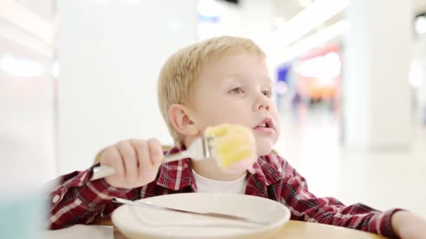 Fast Food Lokantasında Restoranda Jöleli Tatlı Çörek Yiyen Tatlı Sarışın — Stok video