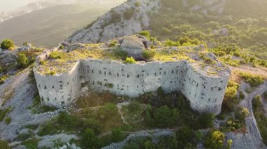 Karadağ 'daki Kosmach Kalesi' nin hava aracı görüntüsü. Kale Budva yakınlarında. Eski kale Avusturya-Macaristan İmparatorluğu 'nda savunma yapısı ve gözlem noktası olarak inşa edildi. Karadağ manzarası