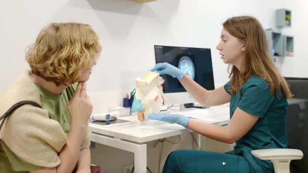 Ein Hno Arzt Erklärt Einem Patienten Bei Einem Termin Seine — Stockvideo