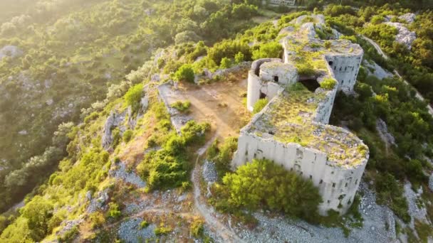 モンテネグロのコシュマック砦の空中ドローンビュー 要塞はバドヴァの近くに位置しています オールドキャッスルは 防衛構造と観測ポストとして オーストリア ハンガリー帝国で建てられました モンテネグロの観光スポット ストック映像