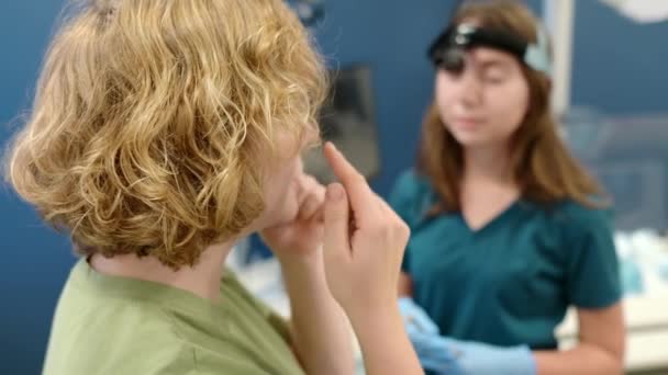 Ein Patient Spricht Bei Einem Termin Beim Hals Nasen Ohren — Stockvideo