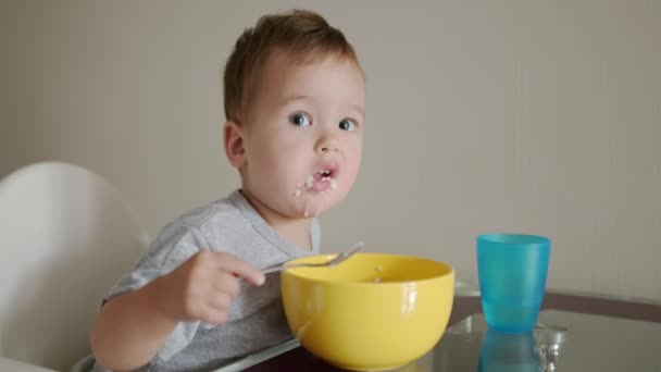 Söt Liten Pojke Som Äter Hälsosam Frukost Med Flingor Köket — Stockvideo