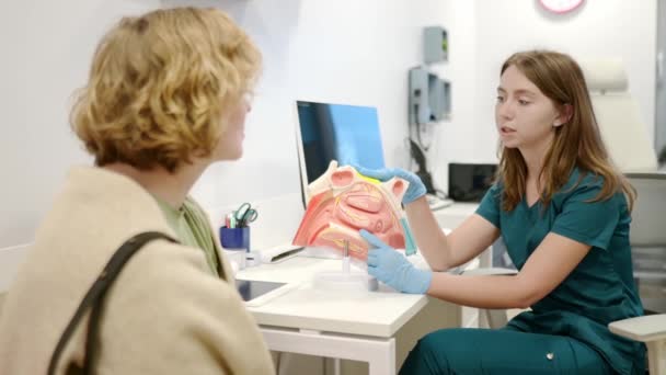 Médico Otorrinolaringólogo Explica Paciente Sobre Enfermedad Una Cita Médico Otorrinolaringólogo — Vídeo de stock