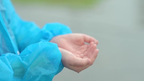 Κοντινό Πλάνο Των Χεριών Ενός Παιδιού Στη Βροχή Ένα Χαρούμενο Royalty Free Βίντεο Αρχείου