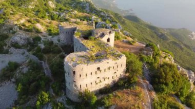 Karadağ 'daki Kosmach Kalesi' nin hava aracı görüntüsü. Kale Budva yakınlarında. Eski kale Avusturya-Macaristan İmparatorluğu 'nda savunma yapısı ve gözlem noktası olarak inşa edildi. Karadağ manzarası