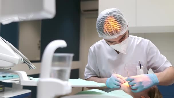 Dentista Paciente Centro Médico Moderno Doctor Trata Una Joven Mujer — Vídeos de Stock