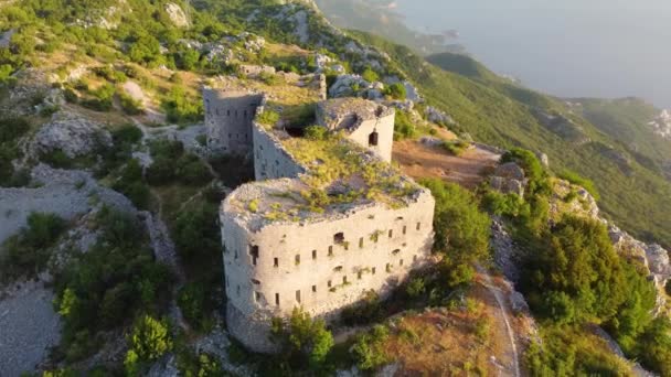 Flygdrönare Utsikt Över Fort Kosmach Montenegro Fästningen Ligger Nära Budva — Stockvideo