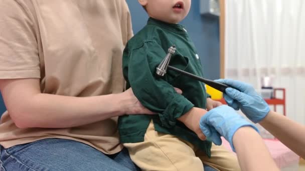 Roztomilý Batole Chlapec Svou Matkou Jsou Schůzce Pediatrickým Neurologem Aby — Stock video