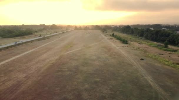 日没時の空中田園風景 無限の牧草地 コピーの風景をドローンポイント 農村エリア ロイヤリティフリーストック映像