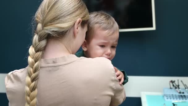 Matka Utěšuje Svého Plačícího Syna Při Návštěvě Zubaře Máma Utěšuje — Stock video