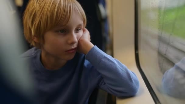 Adolescent Mignon Monte Dans Wagon Métro Train Enfant Regarde Pluie — Video