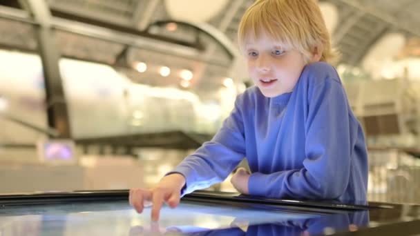 Uma Criança Idade Escolar Primária Visitar Museu Ciências Menino Está — Vídeo de Stock
