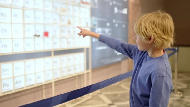 Ένα Παιδί Ηλικία Δημοτικού Επισκέπτεται Ένα Μουσείο Επιστημών Αγόρι Εξερευνά Βίντεο Κλιπ