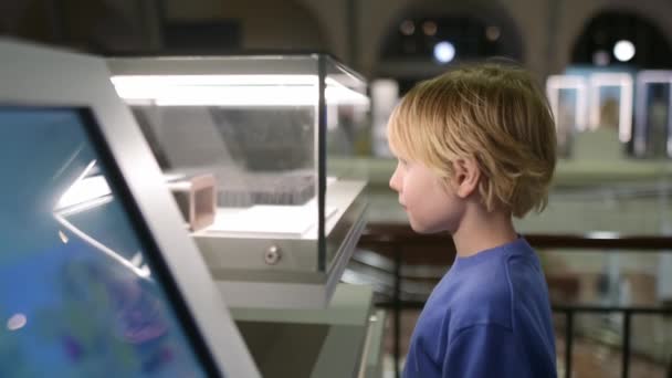 Uma Criança Idade Escolar Primária Visitando Museu Ciência Tecnologia Rapaz — Vídeo de Stock