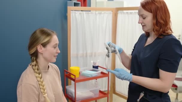 Kobieta Objawami Zawrotów Głowy Jest Postrzegana Przez Neurologa Lekarz Wyjaśnia — Wideo stockowe