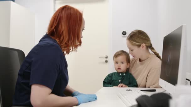 Miúdo Com Mãe Está Consulta Com Neurologista Pediátrico Uma Mãe Videoclipe