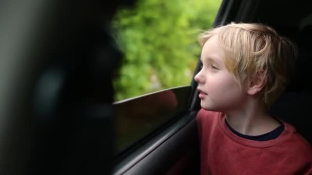 Preteen Junge Schauen Aus Dem Fenster Des Autos Während Der — Stockvideo