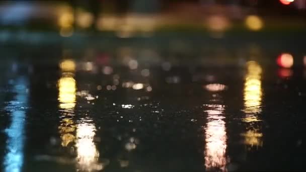 Atmosfäriska Video Regnstorm Nattstad Kraftigt Regn Och Stänk Från Bilar — Stockvideo