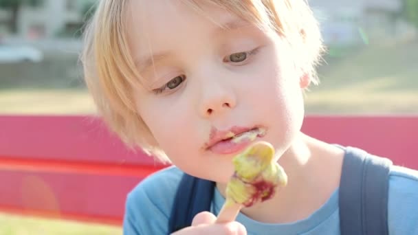 Šťastný Malý Chlapec Nadšeně Jíst Chutnou Zmrzlinu Venku Létě Školní — Stock video
