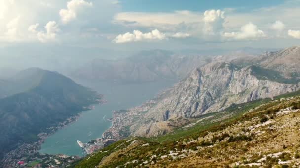 位于黑山亚得里亚海山脉和Boka Kotorska湾的无人机顶部视图 科托尔及周边地区风景秀丽 有一艘大型游轮的海景 — 图库视频影像