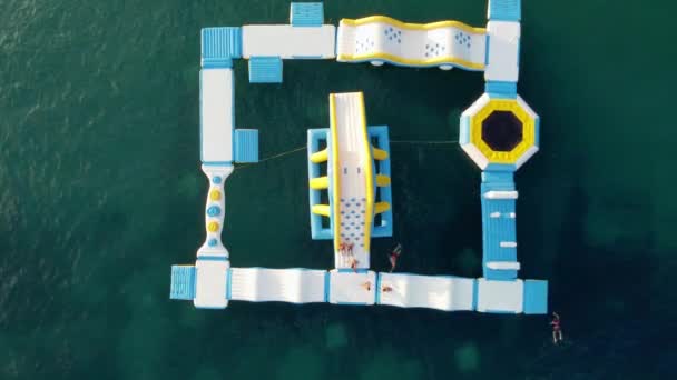 Vista Aérea Drones Uma Plataforma Aquapark Mar Adriático Pessoas Divertindo — Vídeo de Stock