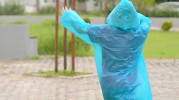 Sağanak Yağmur Altında Mutlu Bir Çocuğun Portresi Mavi Yağmurluklu Neşeli Video Klip